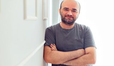 Salidas del clóset, un premio consagratorio y los viajes que se pueden dar a bordo de un libro