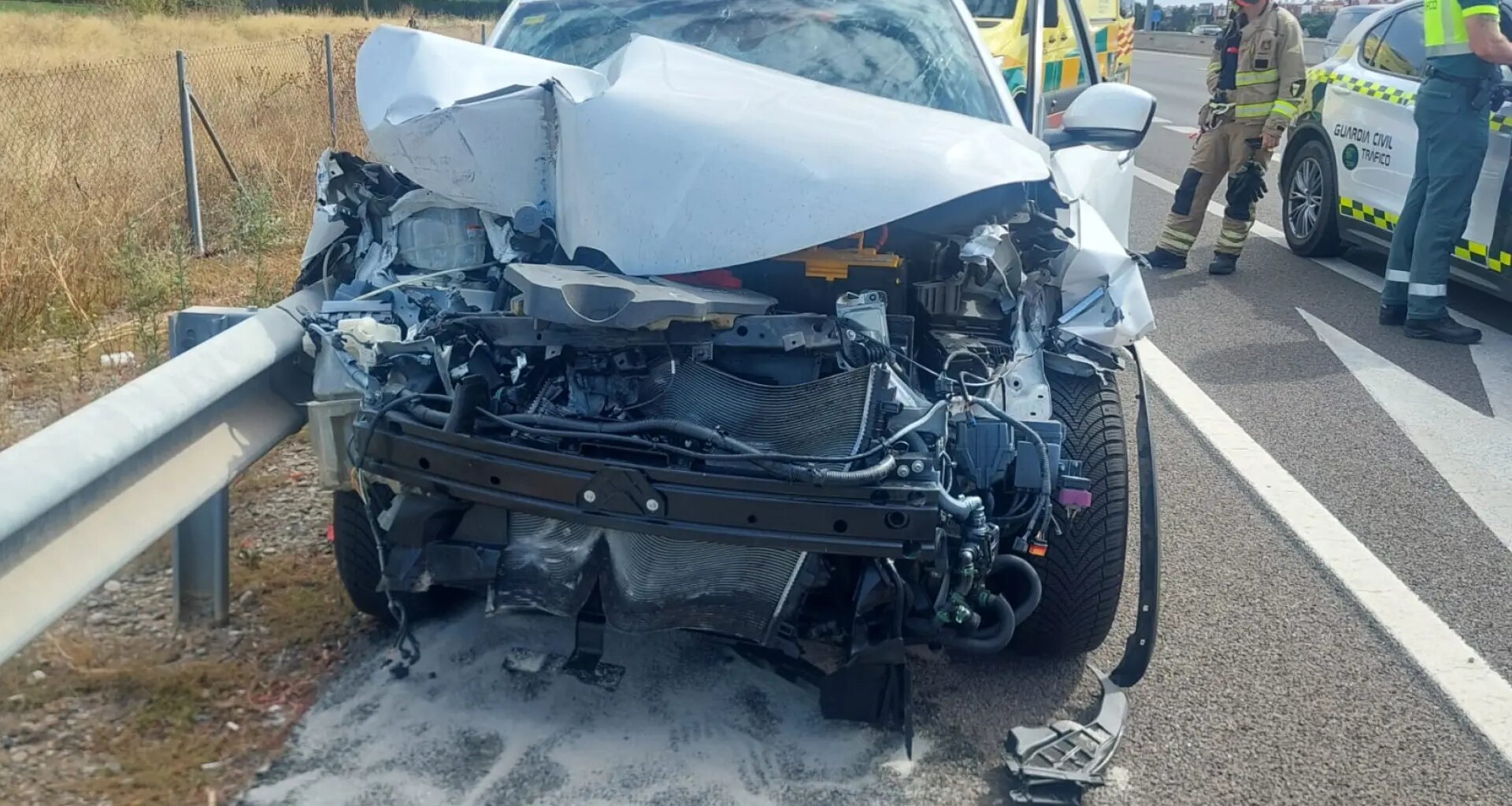 Una mujer muerta y un herido grave en un accidente en la A-2 al chocar un coche con un camión en Zaragoza