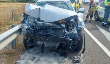 Una mujer muerta y un herido grave en un accidente en la A-2 al chocar un coche con un camión en Zaragoza