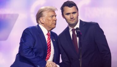 Muere el comentarista conservador Charlie Kirk tras recibir un disparo en un evento universitario en Utah