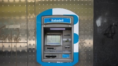 La guerra de BBVA y Sabadell por captar clientes en plena opa: ofrecen más de 700 euros por sus cuentas online