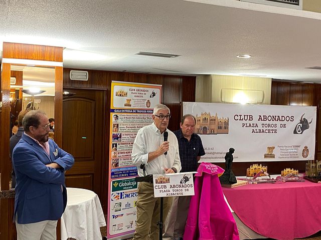 Presentación de los trofeos del Club de Abonados Taurinos.