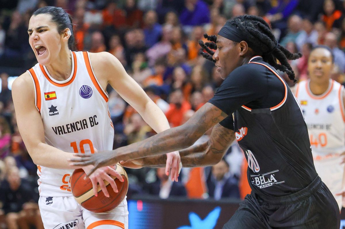 Leti Romero, en un partido contra el Cimsa CBK Mersin la temporada pasada en La Fonteta.