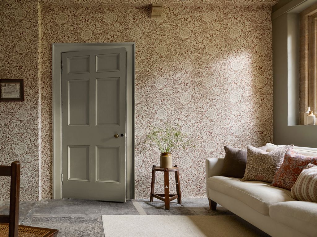 Salón con una delicado papel pintado de flores