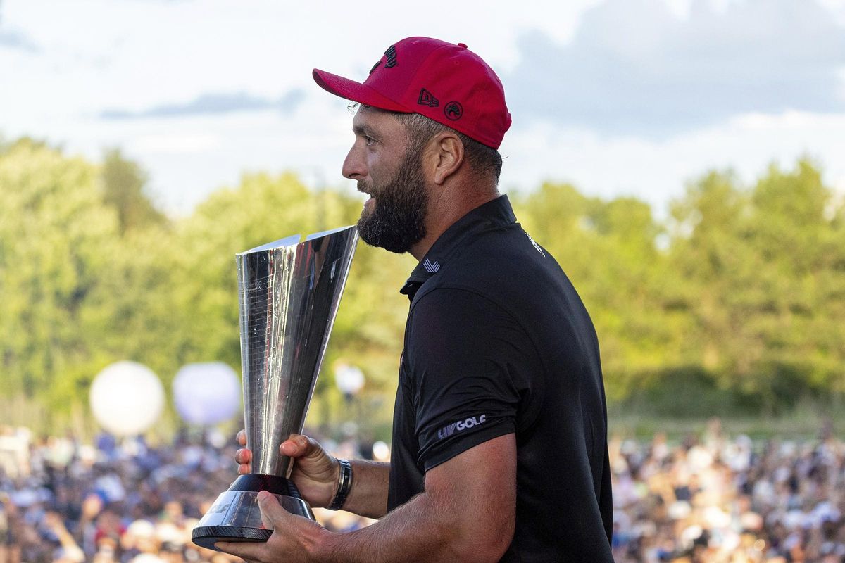 Jon Rahm celebra su victoria en la general del Circuito LIV Golf en agosto.