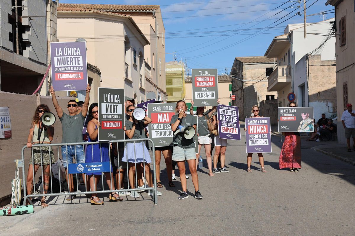 Protesta de los antitaurinos antes de la corrida
