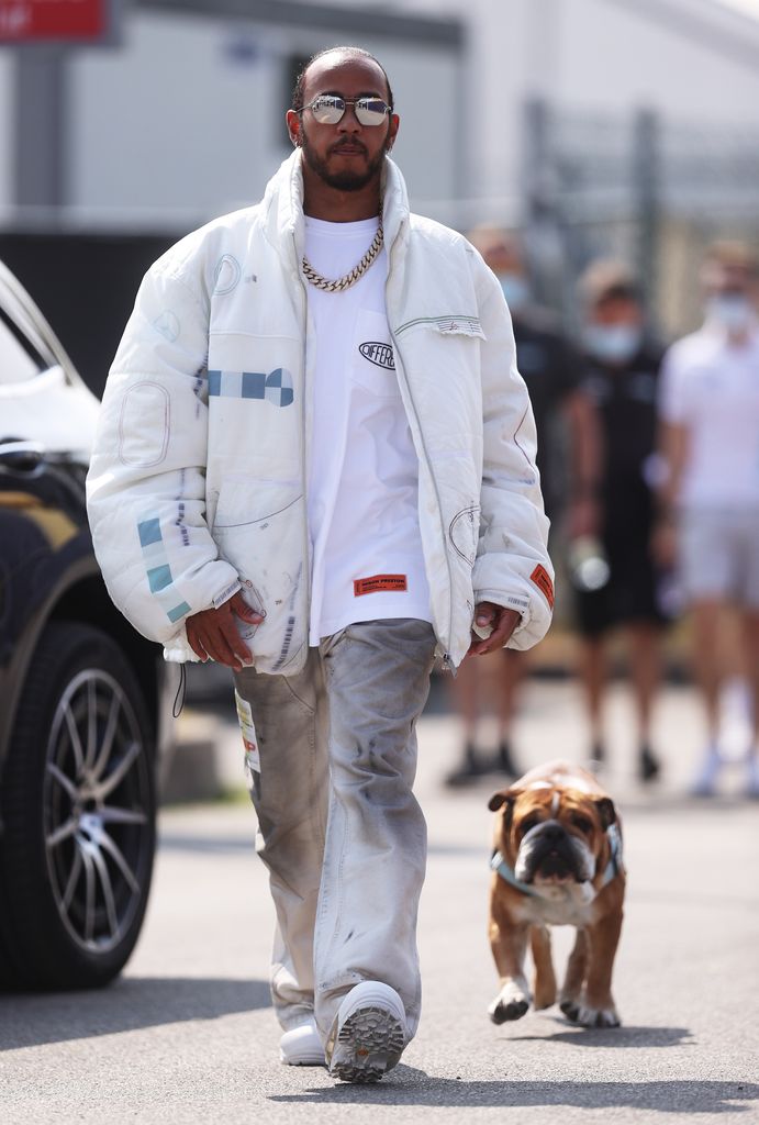 Lewis Hamilton junto a su perro Roscoe en Monza, Italia.
