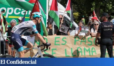 Un manifestante propalestino invade la Vuelta a España y el ciclista Javi Romo acaba por los suelos