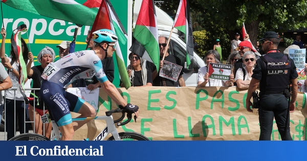 Un manifestante propalestino invade la Vuelta a España y el ciclista Javi Romo acaba por los suelos