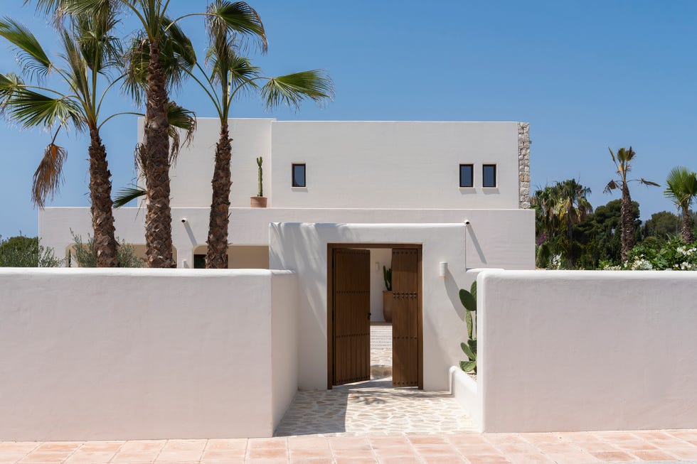 casa de campo moderna decorada en blanco