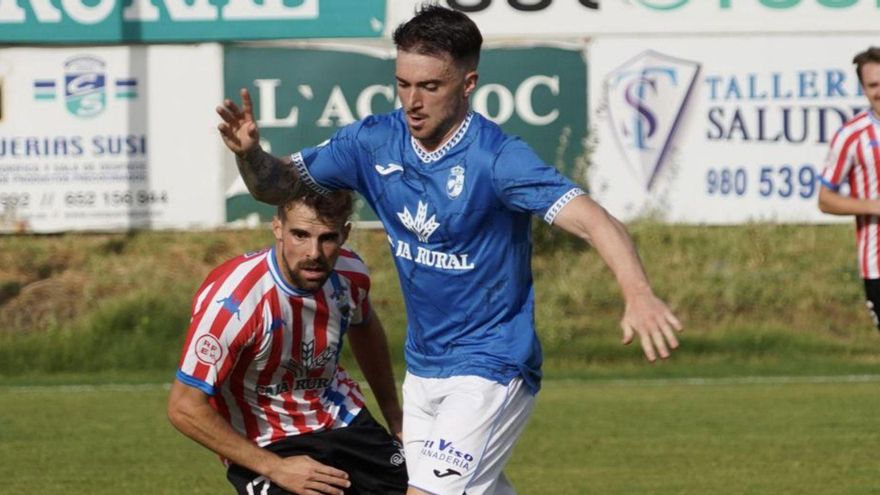 Partido entre el CD Villaralbo y el Atlético Tordesillas disputado este sábado en Los Barreros.