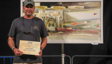 El artista Pepe Bonaño Márquez recoge su premio al proclamarse ganador del concurso en Badajoz.