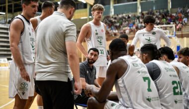 Carbajal, dirigiéndose a sus jugadores en un partido anterior ante el Sporting de Lisboa.