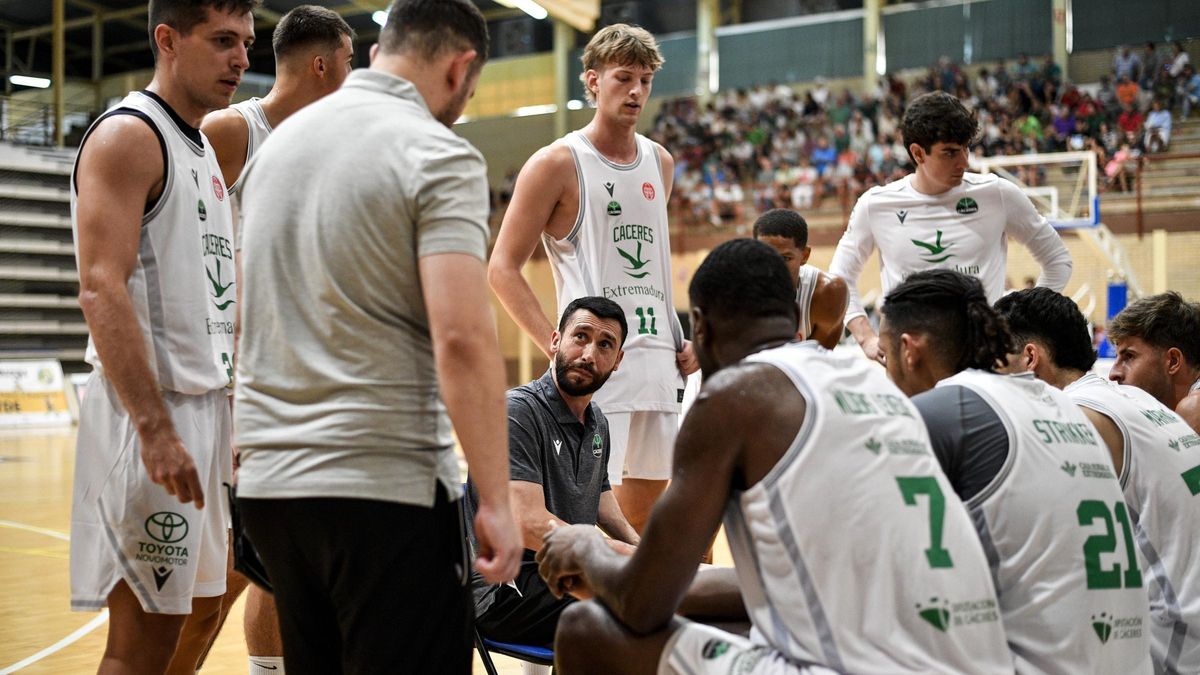 Carbajal, dirigiéndose a sus jugadores en un partido anterior ante el Sporting de Lisboa.