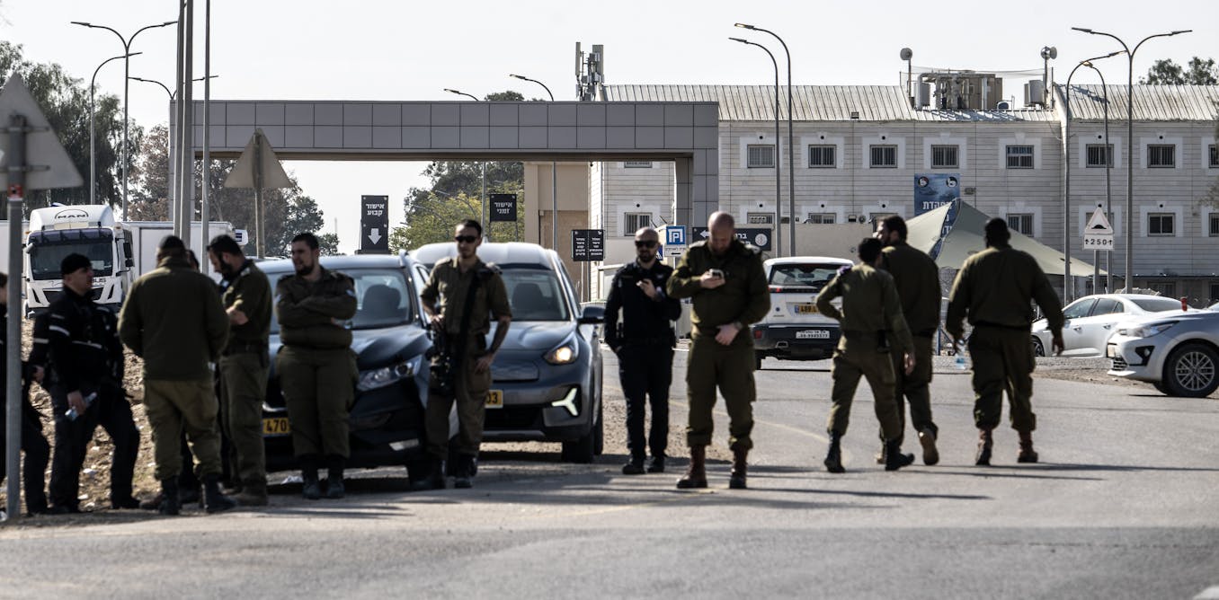 Las conflictivas historias de los médicos israelíes que trataron a prisioneros palestinos en el campo de detención Sde Teiman