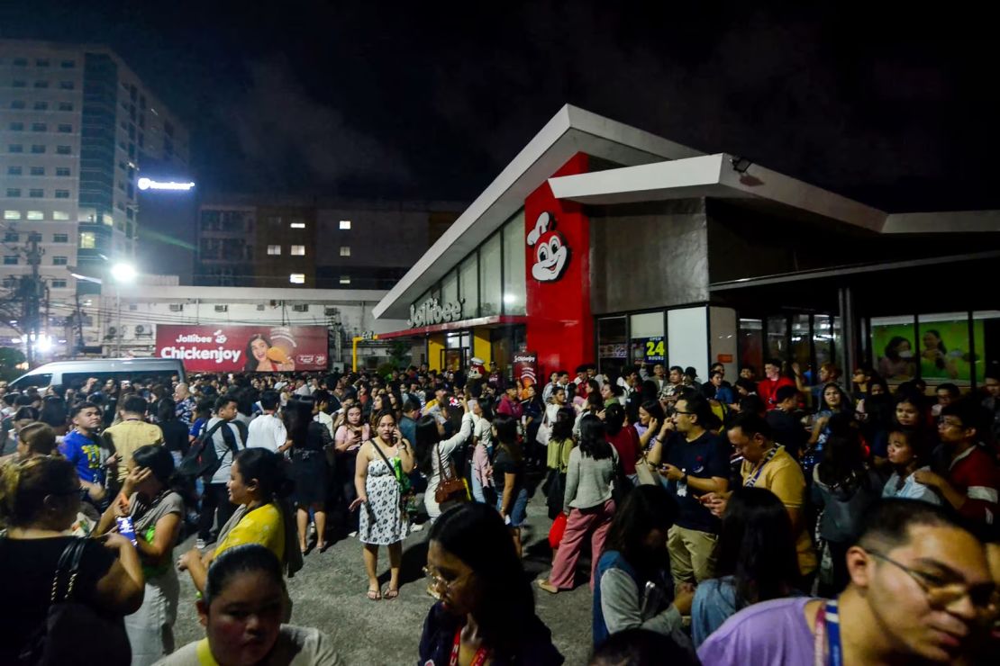 Personas reunidas en una calle tras el terremoto en Cebú, en el centro de Filipinas, el 30 de septiembre de 2025.