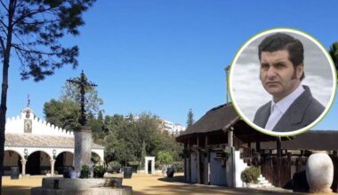 una plaza de toros, un restaurante y un campo de fútbol
