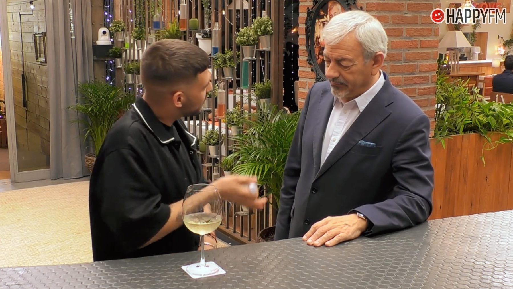 Un soltero de 'First Dates' impacta a Carlos Sobera con una confesión: "¿Qué es eso?"