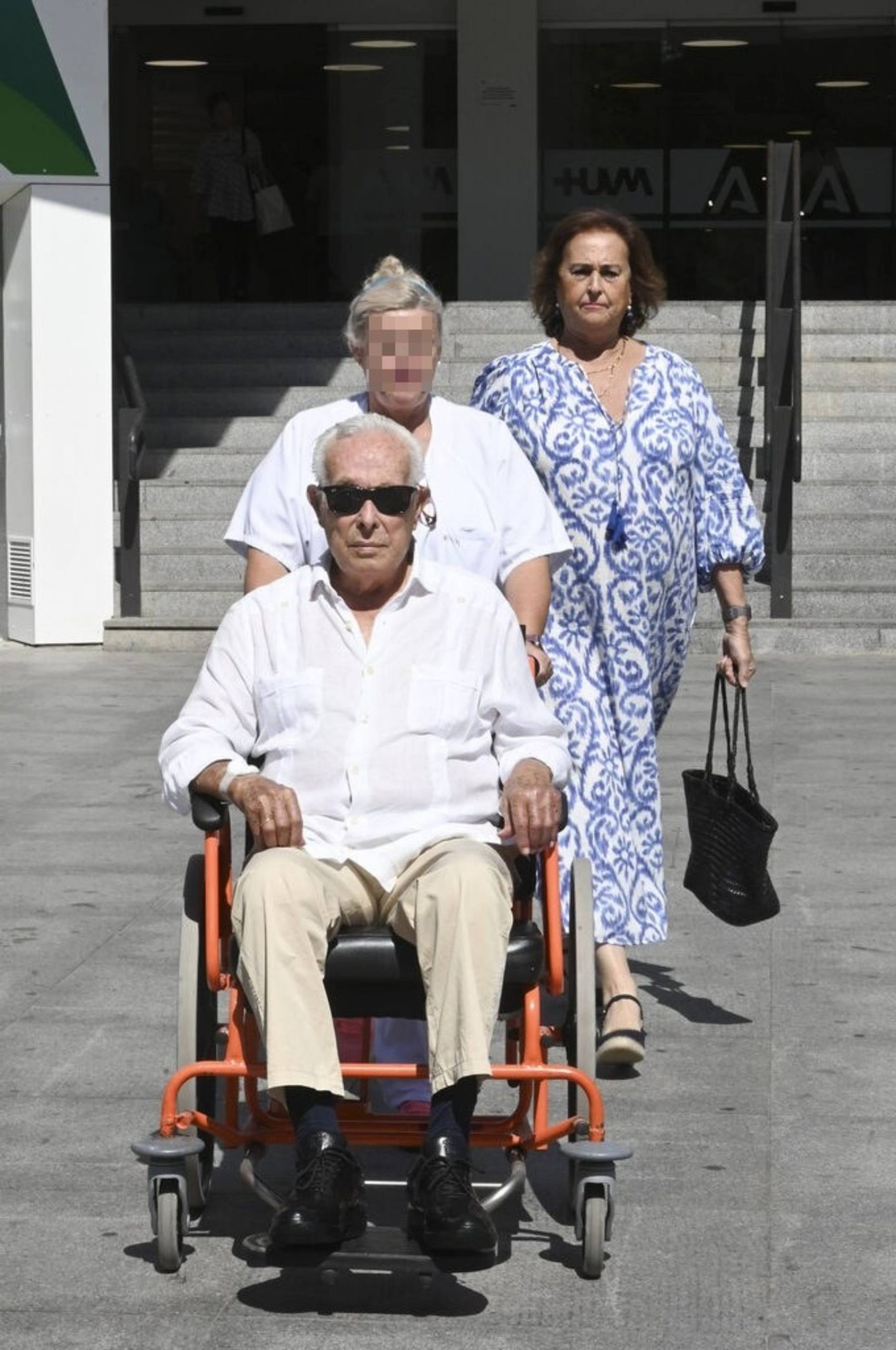 Curro Romero y Carmen Tello a su salida del hospital. (Foto: Gtres)