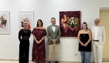 La sala de exposiciones del Ayuntamiento acoge la muestra RE-POSO, "un diálogo artístico entre tauromaquia y vino"