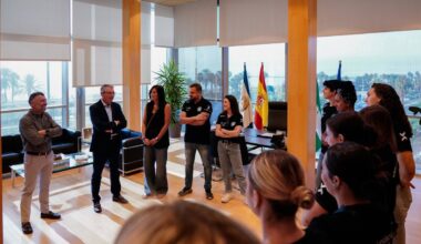 Presidente de Diputación recibe a jugadoras de Club Balonmano Femenino Costa del Sol Málaga en el inicio de temporada