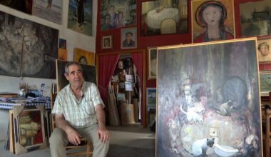 Romeral, 50 años de un pintor inconformista que se ha encumbrado "jugando" con el color y una figuración libre