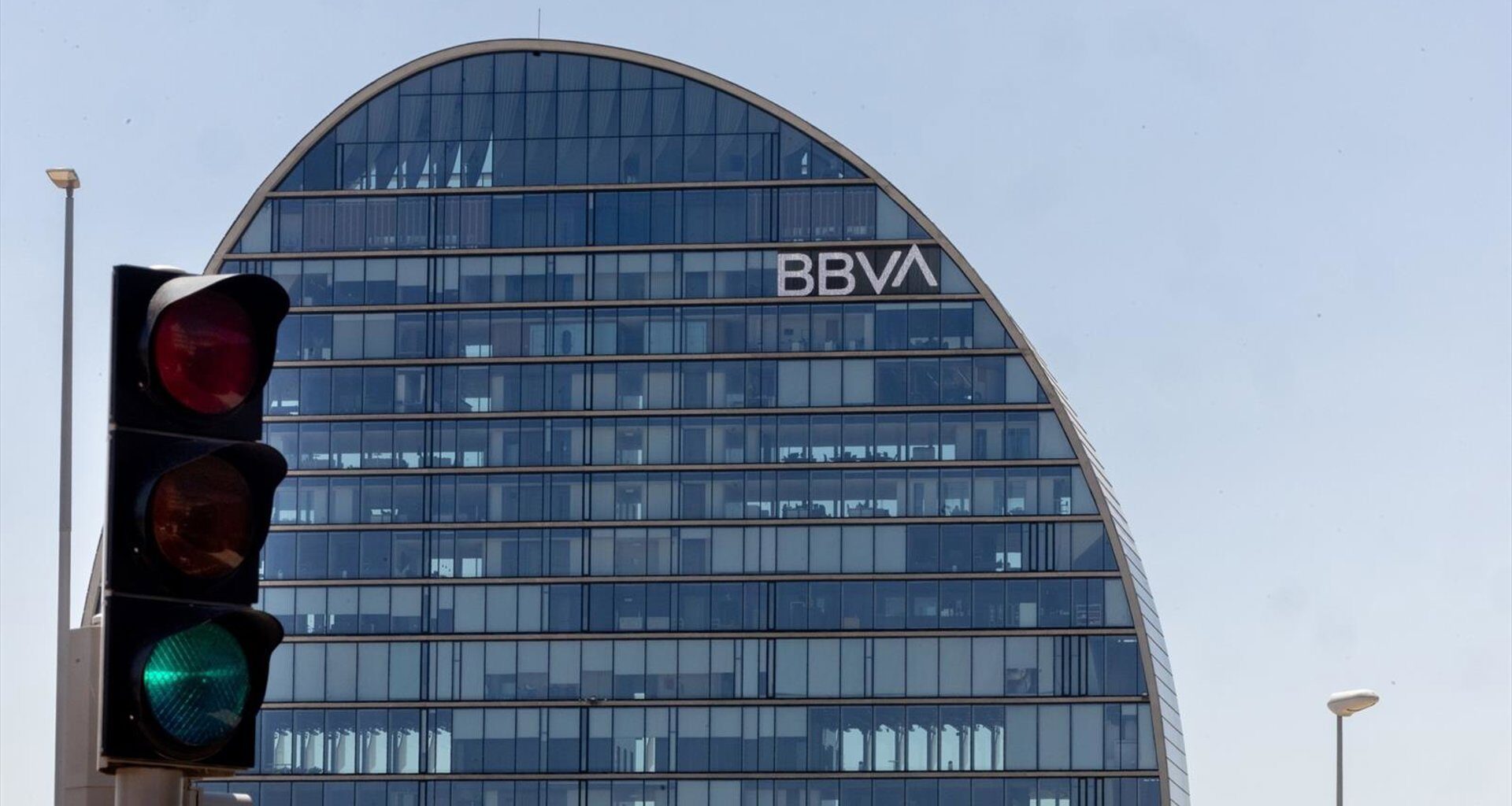 Jefferies estima un posible déficit de capital de hasta 5.000 millones para BBVA en una futura OPA por Sabadell