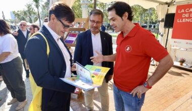 Illa, Hernández y Vila visitan La Setmana del Llibre en Català