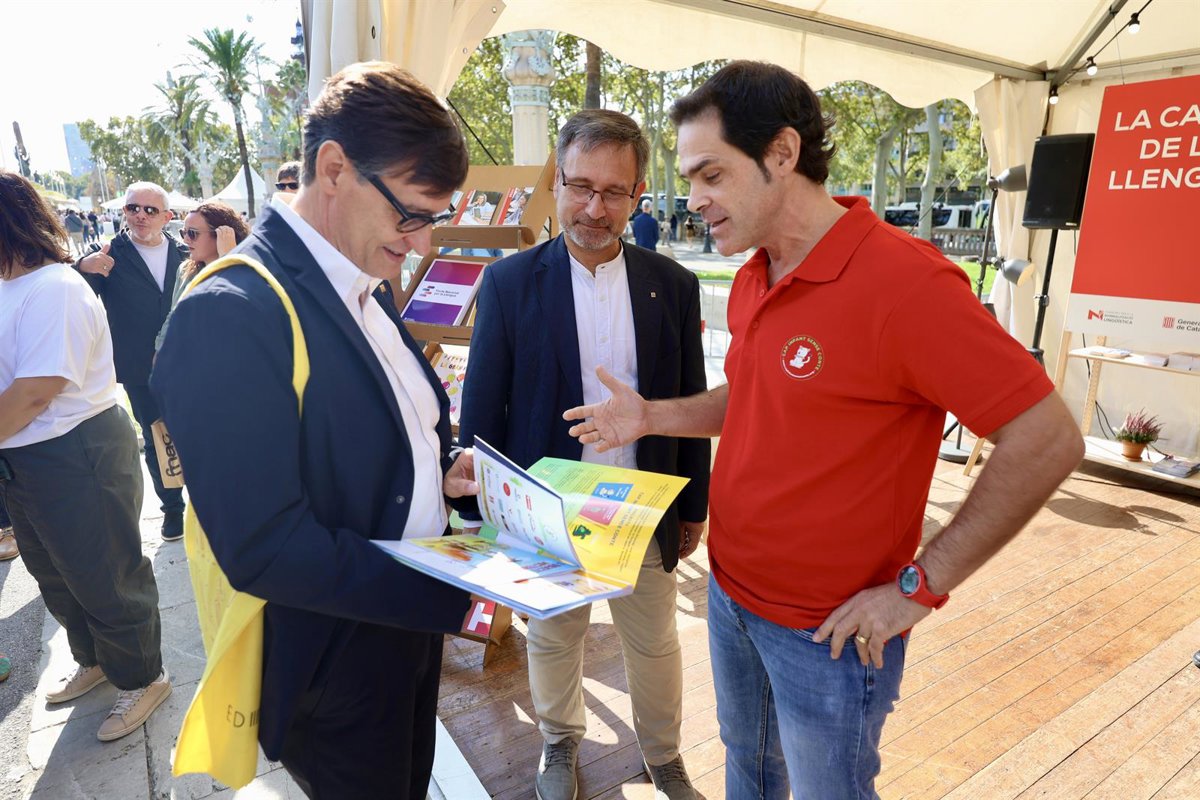 Illa, Hernández y Vila visitan La Setmana del Llibre en Català