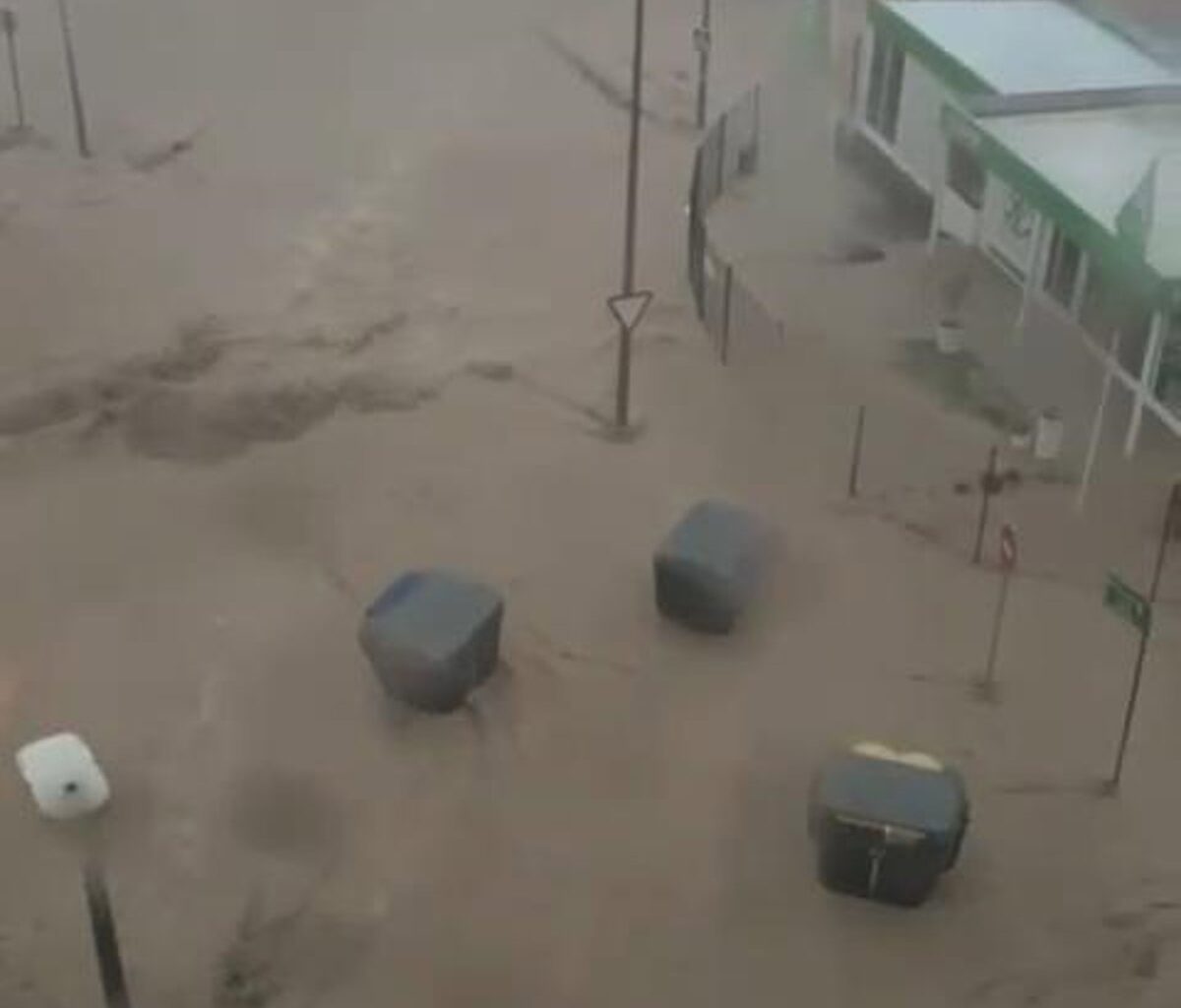 La lluvia corta el tranvía y la Z-30 en el barranco de la Muerte y obliga al rescate de varias personas