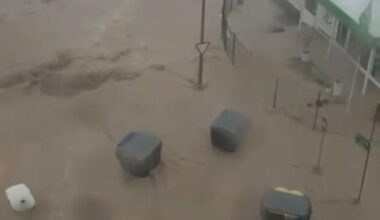 La lluvia corta el tranvía y la Z-30 en el barranco de la Muerte y obliga al rescate de varias personas