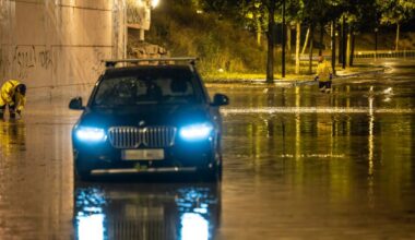 Directo: Carreteras cortadas, rescates en vehículos y retrasos en trenes por las fuertes lluvias