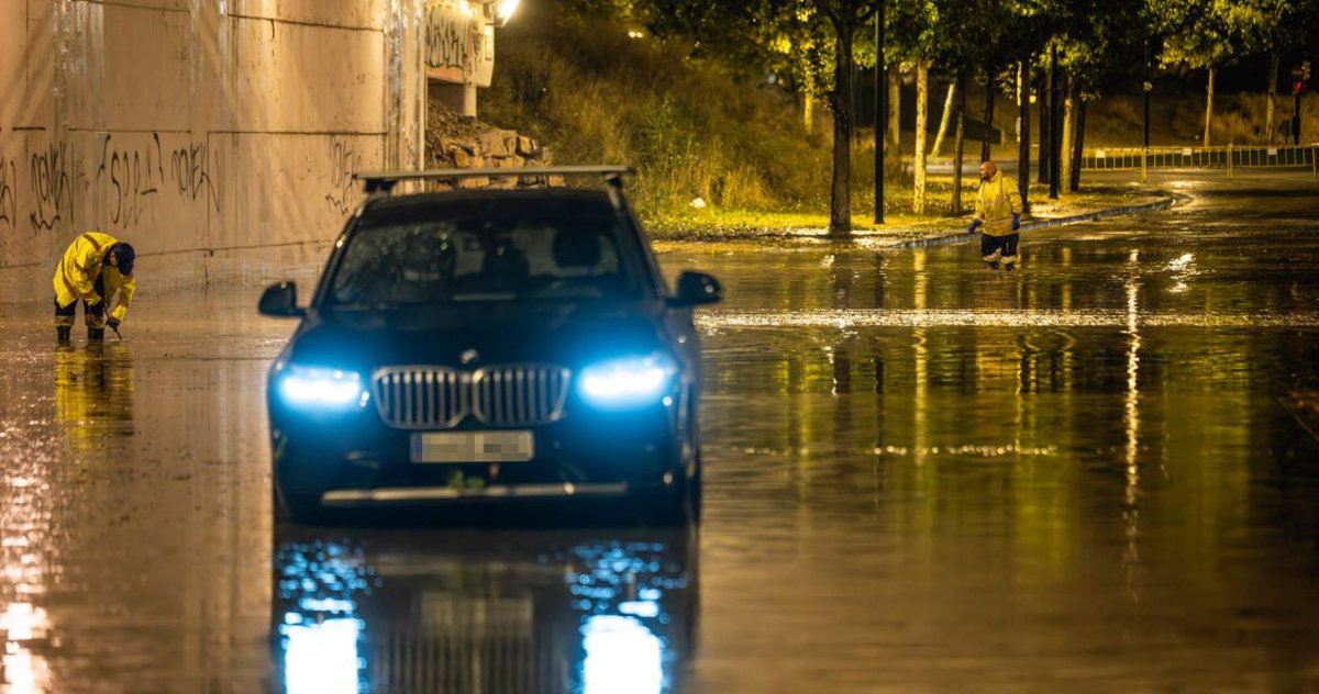 Directo: Carreteras cortadas, rescates en vehículos y retrasos en trenes por las fuertes lluvias