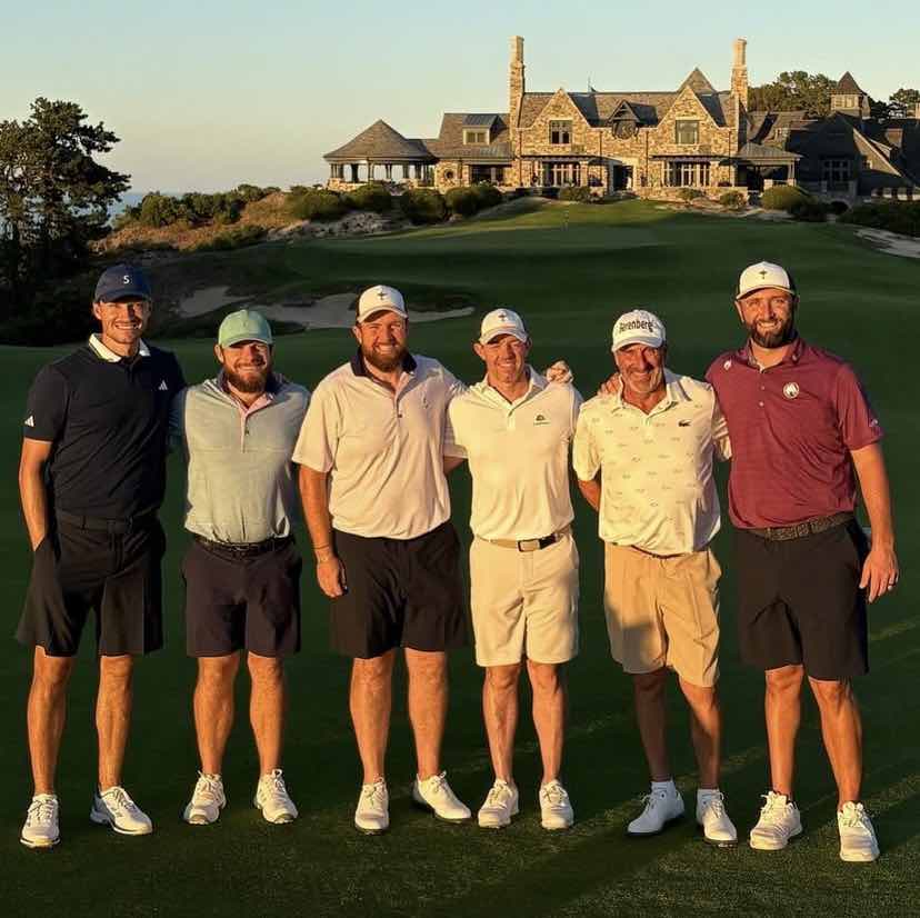 De izquierda a derecha: Rasmus Hojgaard, Tyrrell Hatton, Shane Lowry, Rory McIlroy, José María Olazábal y Jon Rahm.
