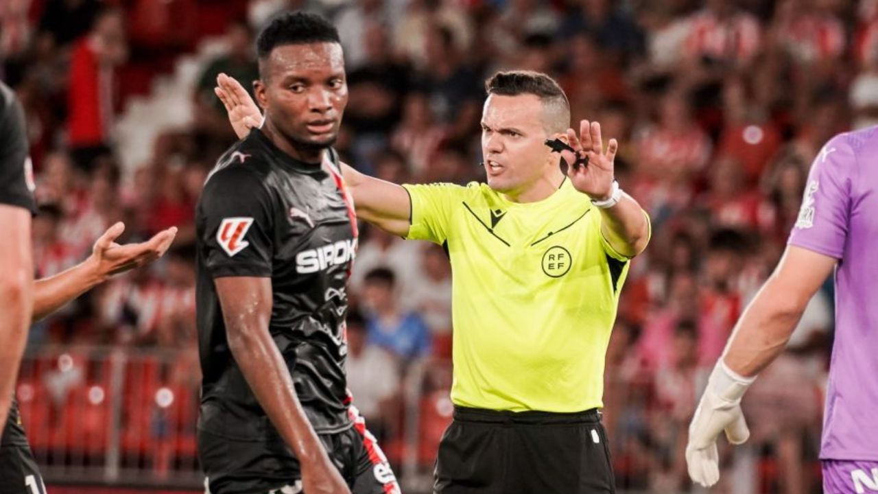 Crónica Almería 2-1 Sporting: Escándalo arbitral en la derrota sportinguista - La Voz de Asturias
