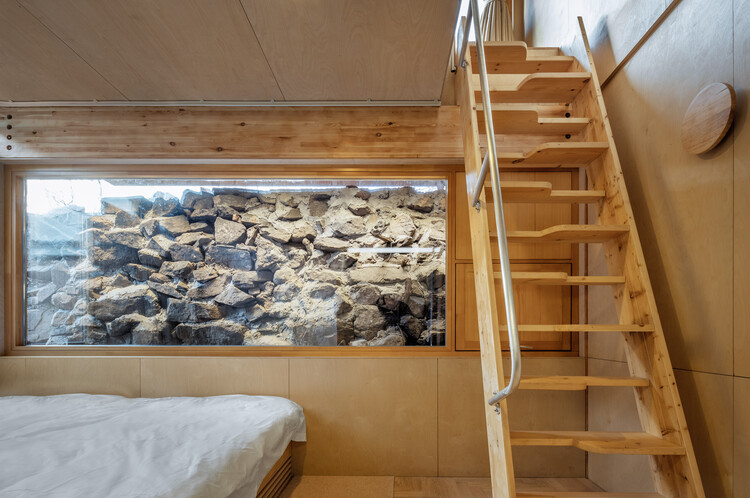 Terraza llena de castaños / Wonder Architects - Fotografía interior, Dormitorio, Madera, Escaleras, Barandas