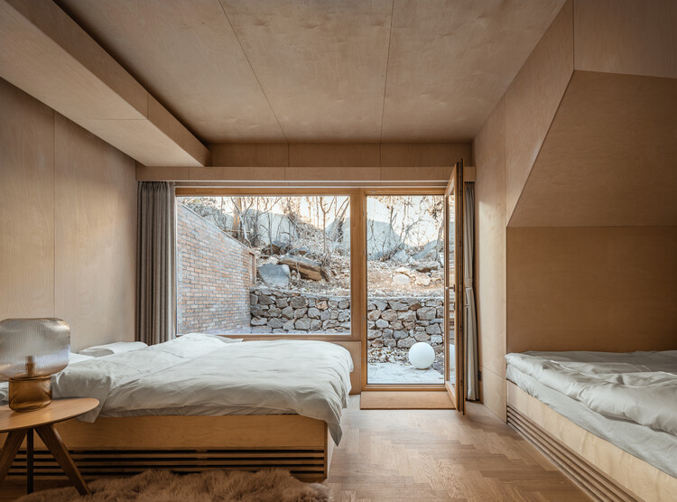 Terraza llena de castaños / Wonder Architects - Fotografía interior, Dormitorio, Madera
