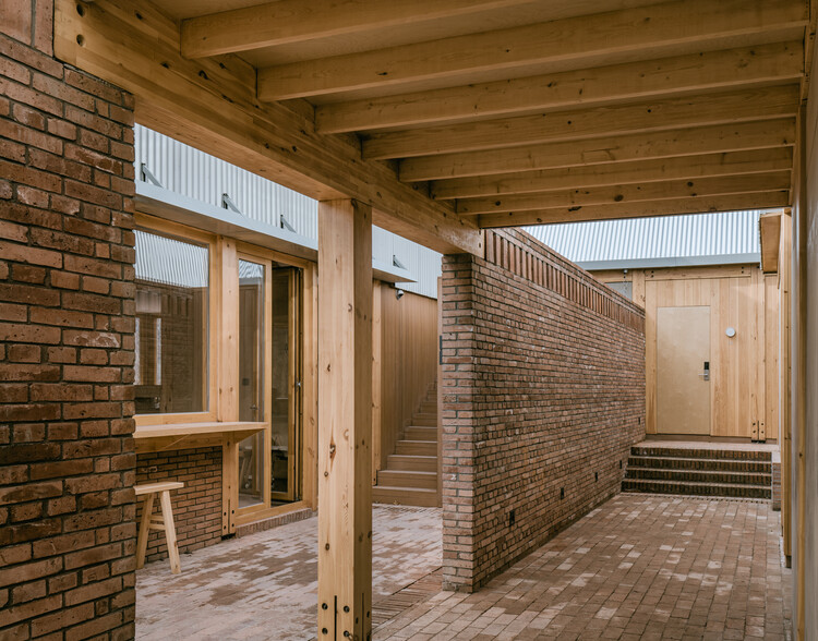 Terraza llena de castaños / Wonder Architects - Fotografía interior, Madera, Ladrillo, Concreto