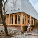 Terraza llena de castaños / Wonder Architects - Fotografía exterior, Madera