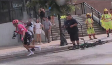 Powless echa a correr con la bici al hombro en plena carrera