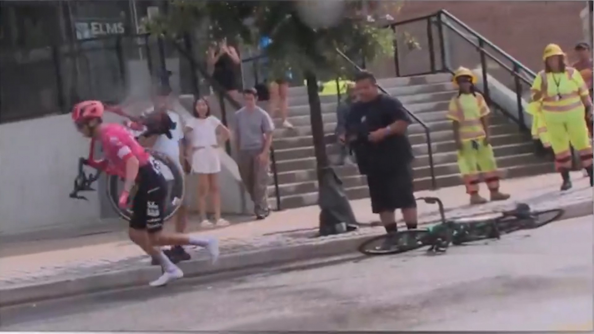 Powless echa a correr con la bici al hombro en plena carrera
