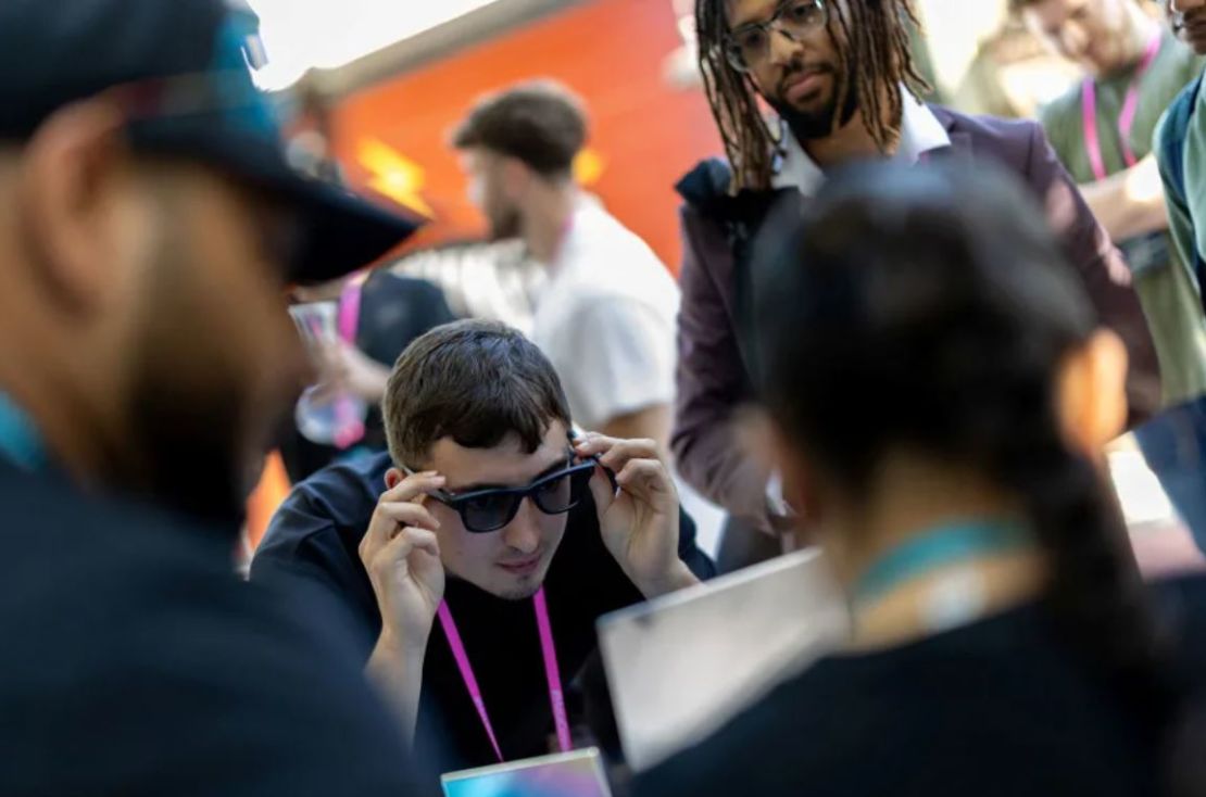 Un visitante se prueba las nuevas gafas inteligentes Ray-Ban Gen 2 de Meta durante Meta Connect.