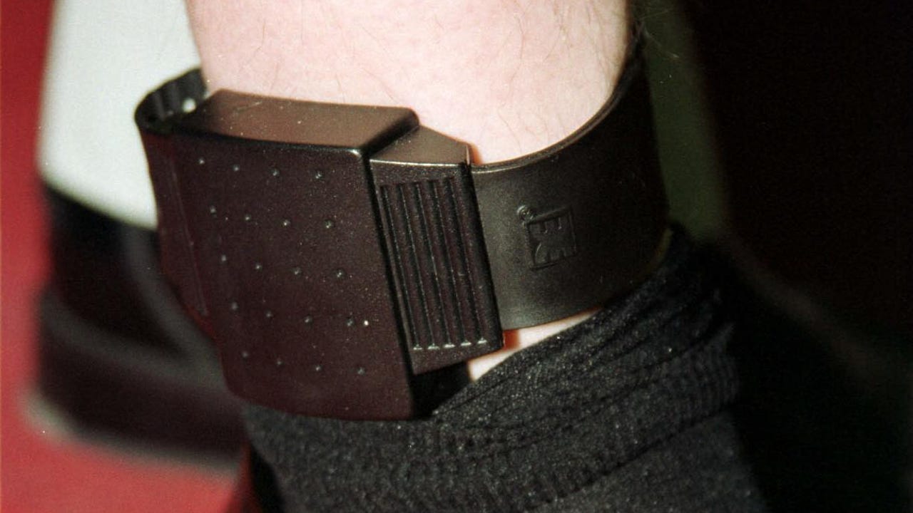 Geolocalización, alertas y sincronización: así funcionan las pulseras de control para maltratadores