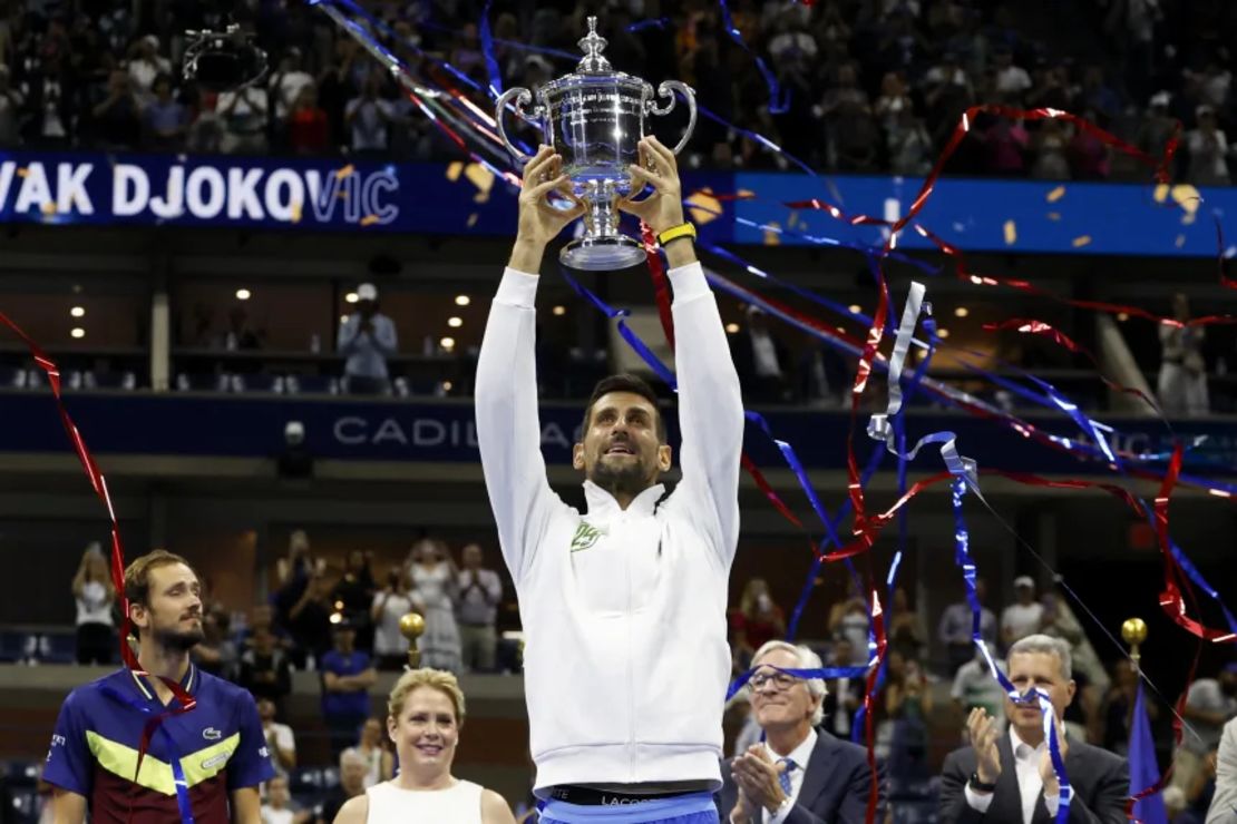 Novak Djokovic levanta el trofeo tras vencer a Daniil Medvedev en la final masculina del US Open 2023.