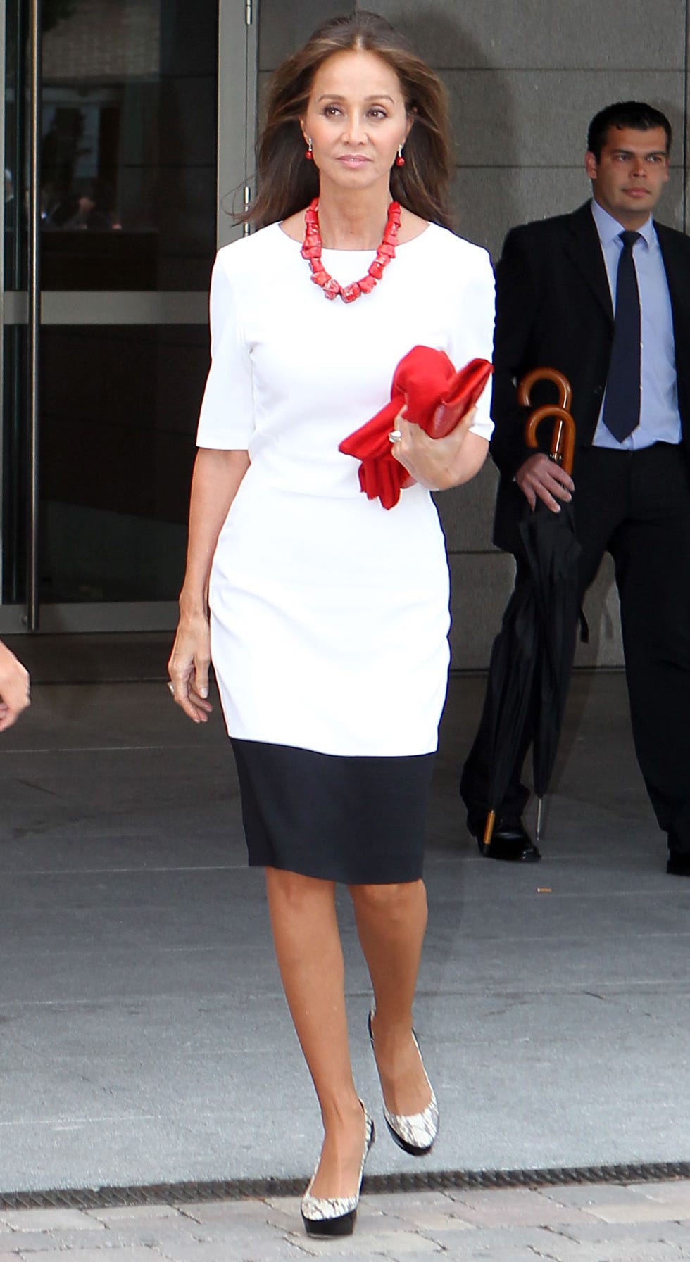 Isabel Preysler ya adelanto la teoría del rojo inesperado isabel preysler color rojo