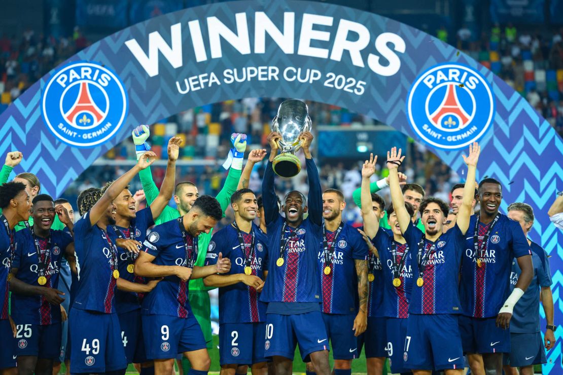Ousmane Dembélé levanta el trofeo tras ganar la Champions League por primera vez en la historia del PSG.