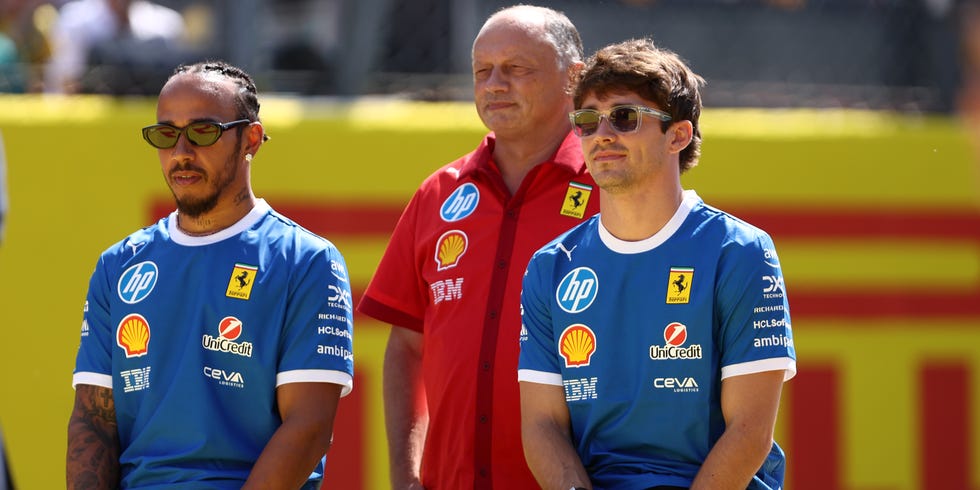 lewis hamilton, frédéric vasseur y charles leclerc en ferrari f1