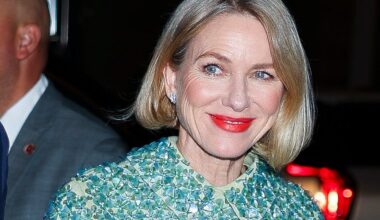 Naomi Watts (56), al estilo Jackie Kennedy, estrena el conjunto de lentejuelas del desfile de Gucci más elegante