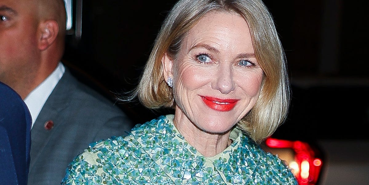 Naomi Watts (56), al estilo Jackie Kennedy, estrena el conjunto de lentejuelas del desfile de Gucci más elegante