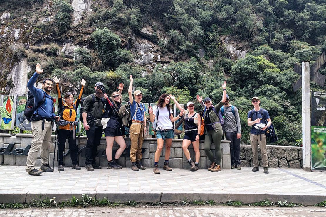 Un grupo de turistas saluda mientras se prepara para abandonar a pie Machu Picchu debido a una protesta de los residentes en Machu Picchu Pueblo, Perú, el 16 de septiembre de 2025.